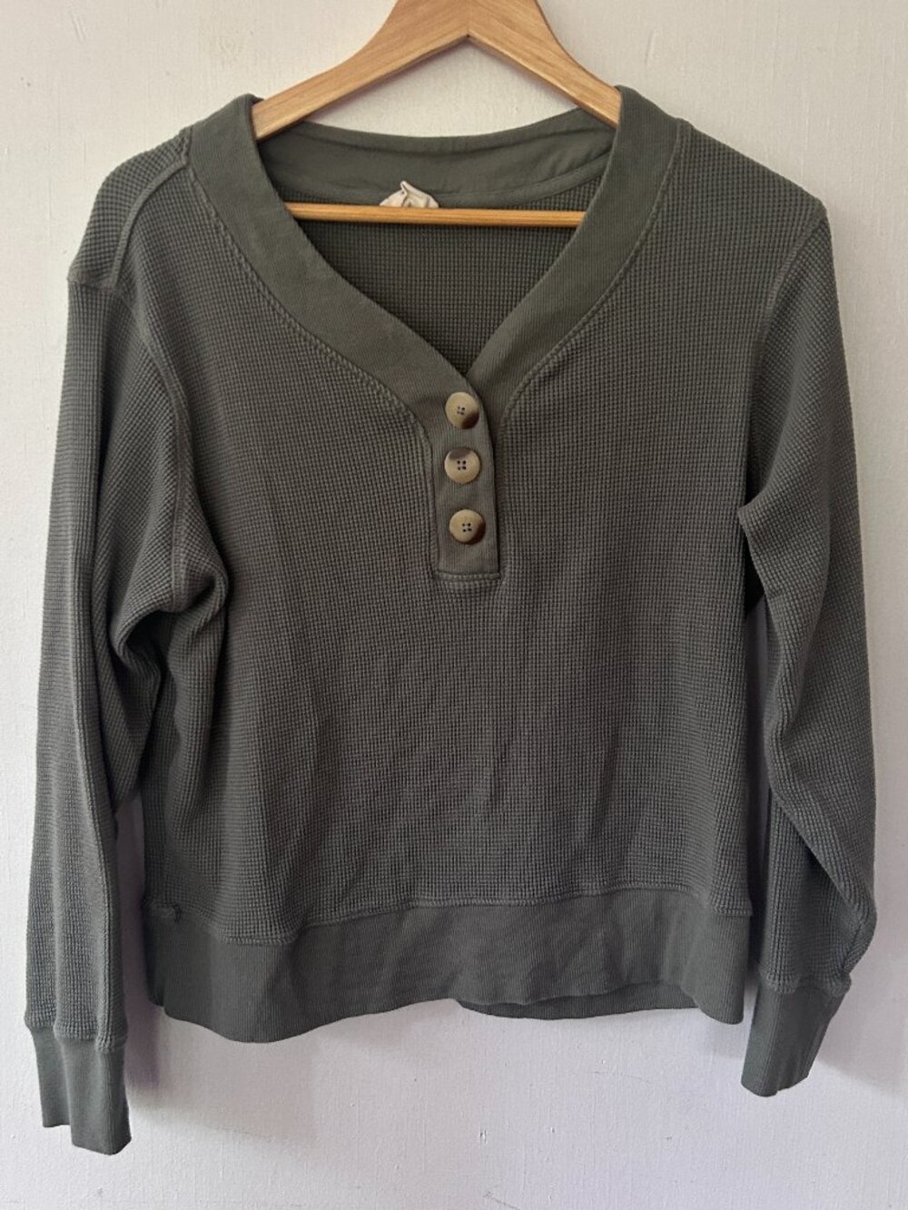 Pact Green Waffle Knit Henley Shirt Medium V-neck Slouchy Boho Crop 100% Cotton